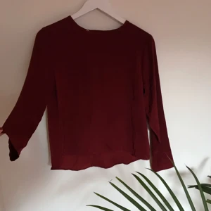  - En tunn tunika från H&M i vinröd färg med en snygg liten öppning vid ryggen.