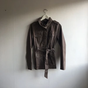  - Brun/grå kappa från HM. Sparsamt använd.