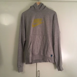  - Nike munkjacka med guld/gul logga. Strlk L. Passar alla storlekar, jag har haft den som en baggie tröja.  