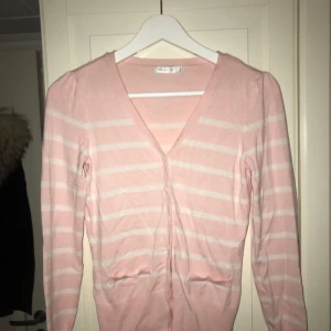  - Fin baby rosa Cardigan, lite skrynklig men går att stryka till.