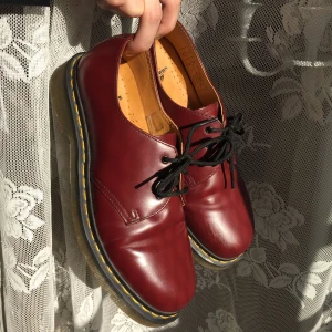  - Mörkröda (bordeaux) Doc Martens. Knappt använda, jätte fint skick 🌹Frakt 69kr