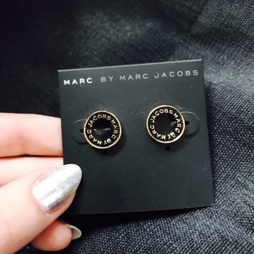 Marc Jacobs örhängen i svart och guld!⭐️ FRI FRAKT!  12mm i diameter. Accessoarer.