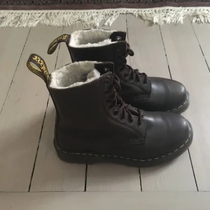  - Vinterkängorna Serena från Dr Martens. Superfint skick, använda endast ett fåtal gånger. Färg Dark Brown, storlek 37.  Beskrivning från Dr Martens hemsida: THIS IS A WINTER TWIST ON THE CLASSIC DR. MARTENS 8-EYE BOOT. THE SERENA HAS THE EXTRA-TOUGH, DURABLE BEN SOLE: CHUNKY GROOVES WITH BARS AND STARS UNDERNEATH FOR SOLID FOOTING. EVEN BETTER? IT’S LINED WITH SOFT, RICH ARTIFICIAL WHITE FUR. ORIGINAL DOC DNA IS STILL INTACT, THOUGH— LIKE YELLOW STITCHING, GROOVED SIDES, AND HEEL LOOP. WINTER NEVER SAW IT COMING.   