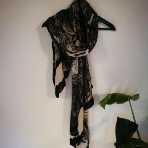  - Neautiful 100% cotton scarf designed in Denmark and manufactured in India. It's a bif scarf that could be worn in multiple ways. Gorgeos print!