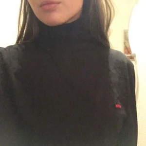  - Helt ny McKinley tröja som funkar bra som underställ. Hög krage som sitter där den ska & passar även mig bra som har s i vanliga fall. Helt ny från Intersport