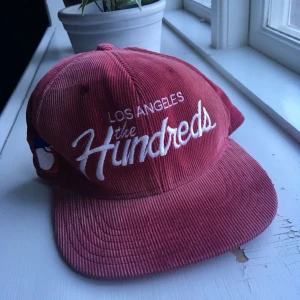  - The Hundreds keps i röd manchester