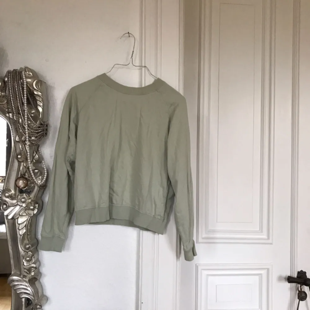 Fin mintgrön/grågrön sweatshirt från weekday. Använd ett fåtal gånger! Frakt:55kr🎈💌. Hoodies.