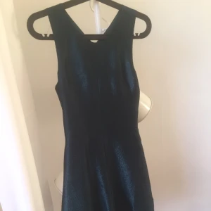  - Mörkgrön suuuperfin klänning (strax över knäna på mig som är 163). Säljes på grund av att den inte passar mig. 🍀