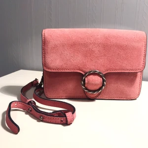  - Axelremsväska med super snygga detaljer från Mango säljes för 100kr, frakt tillkommer. Väskan går även att använda som crossbody bag. Endast använd 3-4 gånger och är i mycket bra skick. Betalning sker via swish.