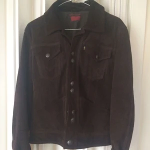  - Levi'S mocka jacka brun säljes. Lite oversize ja ka så immelan S/M storlek. 