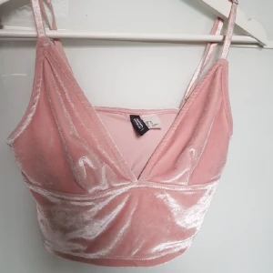  - Jätte fin sammet top från H&M som inte kommer till användning. Oanvänd endast testad. Har Swish 💗