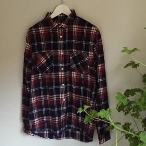  - Supermysig flanellskjorta från Weekday. Verkligen nyskick! Använd extremt få gånger. Köpt på herravdelning men passar alla!  ✨Hämtas i Karlskrona // Frakt betalas av köparen  Priset kan eventuellt diskuteras✨