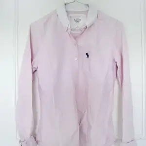 Rosa skjorta från Abercrombie & Fitch. Köpt i USA. Snygg passform!! Kan skicka mot avgift eller mötas upp i Stockholm.
