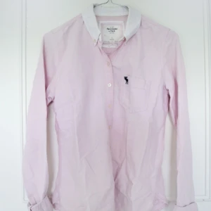  - Rosa skjorta från Abercrombie & Fitch. Köpt i USA. Snygg passform!! Kan skicka mot avgift eller mötas upp i Stockholm.