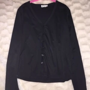  - En lätt svart kofta i storlek M/L men passar även S. Sparsamt använd så i gott skick! Köpare står för frakt 🌟 