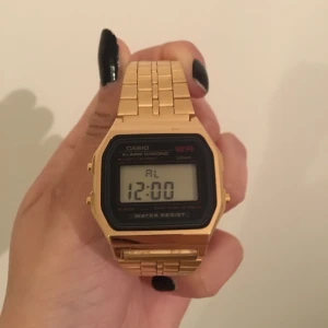  - Snygg och helt ny klocka från casio! Guld med digital urtavla (svart) Passa på att fynda!! Kommer med original boxen✌🏼✌🏼  Frakten betalas av köparen för en billig peng😀✨❤️