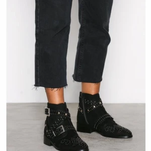  - Splitter nya skor från River Island! Inköpta förra veckan och använda endast en gång. Coola och snygga skor men som tyvärr var för små för mig. Hör gärna av dig med frågor eller om fler bilder önskas! :).                     Priset är förhandlingsbart!