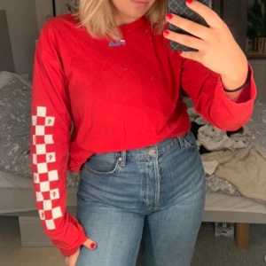 Tröja från fila, strl S - Säljer då jag inte använder den så ofta. Den är använd ett fåtal gånger och i bra skick. Ganska stor lite oversized, med långa ärmar.