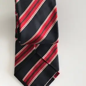 Elegant slipsen i100% silk. Från SAND. Ren och i toppskick. Som ny
