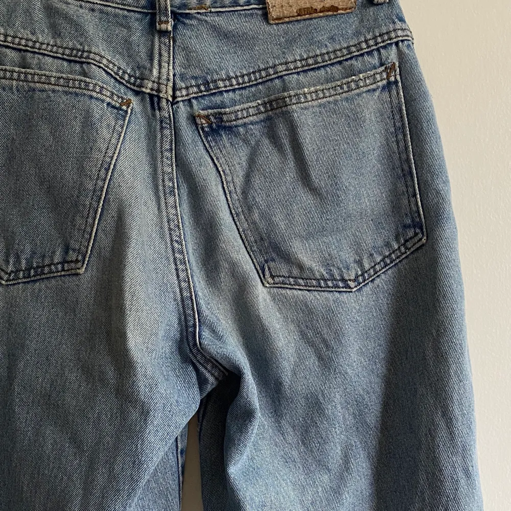 Fina vintage jeans köpt secondhand. Säljer då dem är aningen tajta på mig som har s-m. Står xs men passar även s! Färgen är mest rättvis på första bilden🤼‍♂️. Jeans & Byxor.