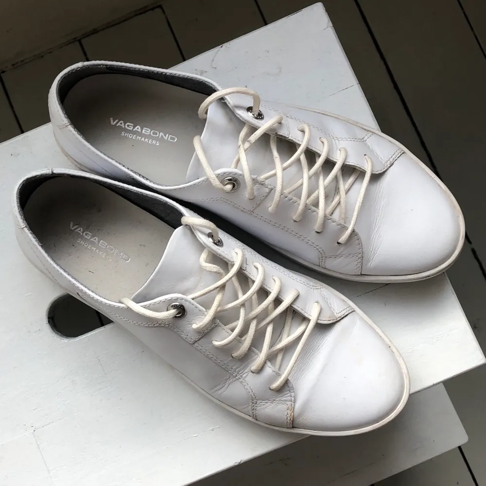 Vita simpla skor från Vagabond i fint skick. Medföljande originalkartong.. Skor.