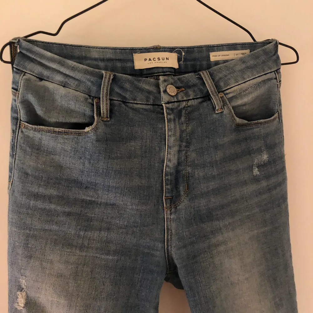 Blåa jeans som är i storlek 27 men väldigt stretchiga och sköna så även större storlekar kan bära dessa! 😍🤍 Pris kan alltid diskuteras!! 🤍. Jeans & Byxor.