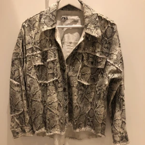 Jacka Zara - Cool jacka från Zara i storlek 36. Snygga detaljer med nitar. Nästan helt oanvänd, skriv om du vill att jag skickar fler bilder❣️