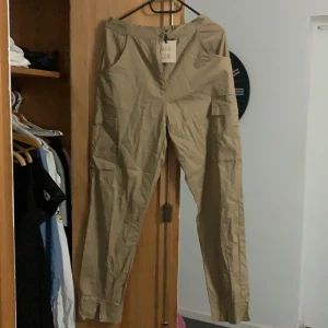 Byxor från madlady  - Storlek 40 men sitter väldigt litet skulle säga att dem sitter som en 38