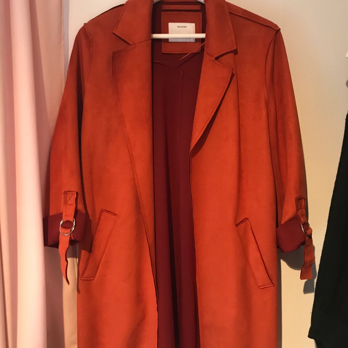 Röd jacka i fake mocka 