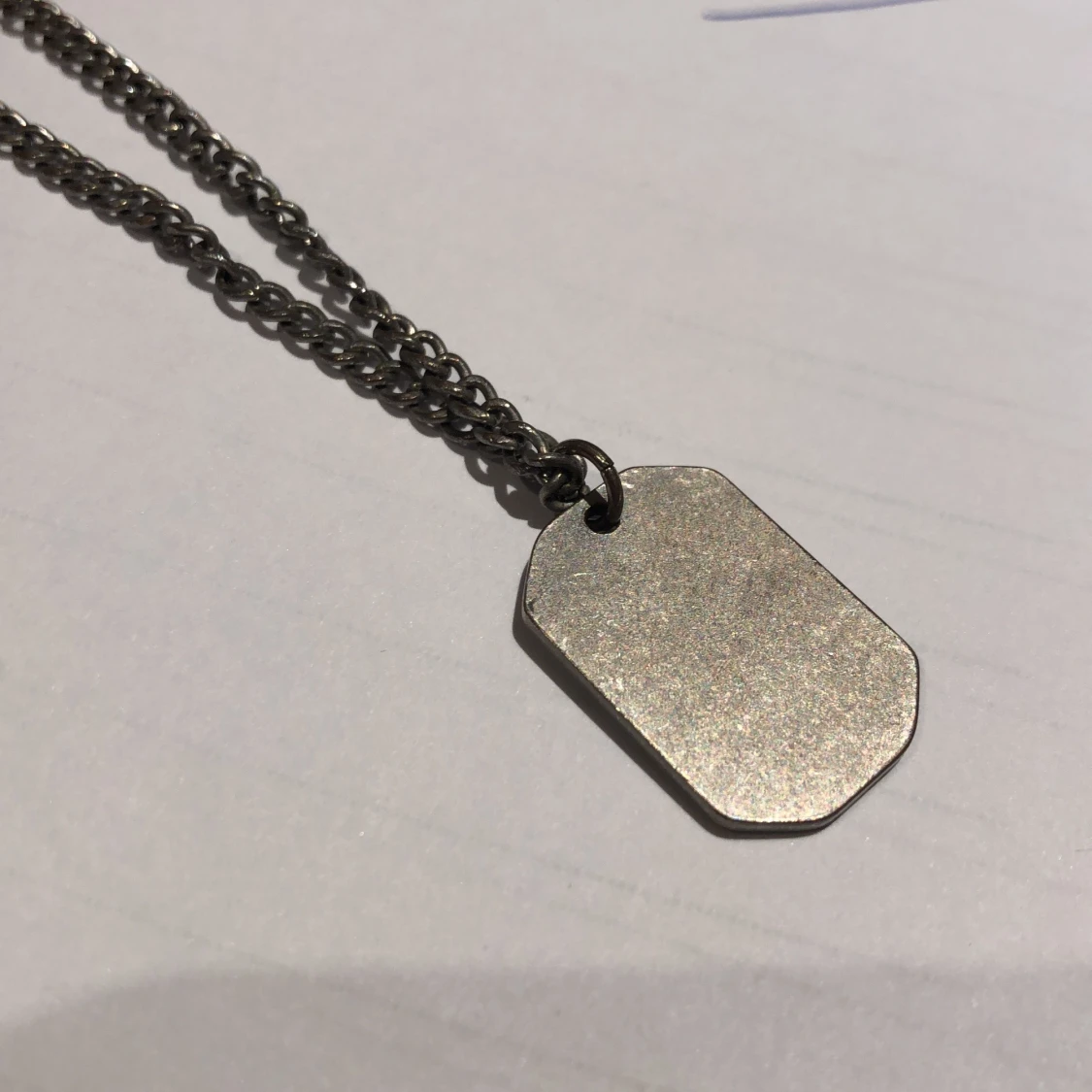 Halskedja med metallplatta  - 90