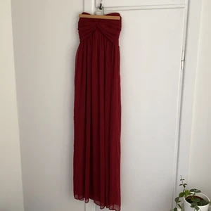 Maxiklänning - Maxiklänning från Nelly Trend, vinröd, storlek s. Bra skick. Använd 1 gång.
