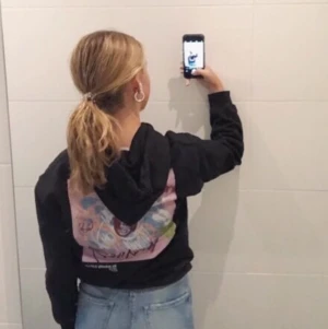 Hoodie Brand of Roses - Snygg hoodie från brand of roses i storlek S, skulle även passa xs🦋🦋 lite knottrig i muddarna (se bild 3) men går enkelt att ta bort med rakhyvel eller liknande. Köpare står för frakt