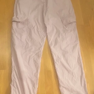 Lila byxor storlek S  - Lila byxor från monki storlek s 