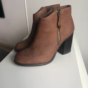 Klacksko Dinsko - Klacksko från Dinsko. Knappt använda. Storlek 37. Klackhöjd: 8cm   Skickar med PostNords spårbara tjänst