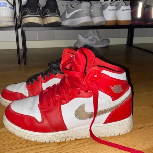 Jordan air mid’s - Storlek 39! Lite smutsiga på bilderna men såklart rengjorda vid köp! Jättefint skick. Jag har bytt ut ens snöret till svart men det går att ändra till rött, det hänger med vid köp! Kontakta vid fler frågor! Säljer pga. Använder dem inte.
