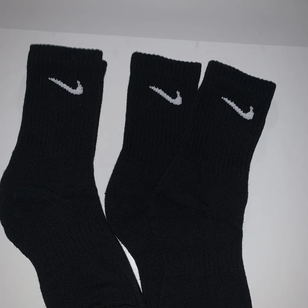 Oanvända Nike strumpor💜säljer 2 par Nike strumpor,50+frakt. Accessoarer.