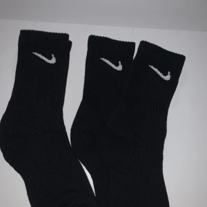 Nike strumpor - Oanvända Nike strumpor💜säljer 2 par Nike strumpor,50+frakt