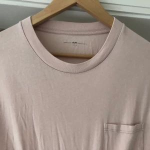 BRANDYMELVILLE TRÖJA - Långärmad bekväm tröja från brandy melville med en ficka på höger sida. Köpt för ca 200 kr. -ONE SIZE- kanterna nedtill är veckade 