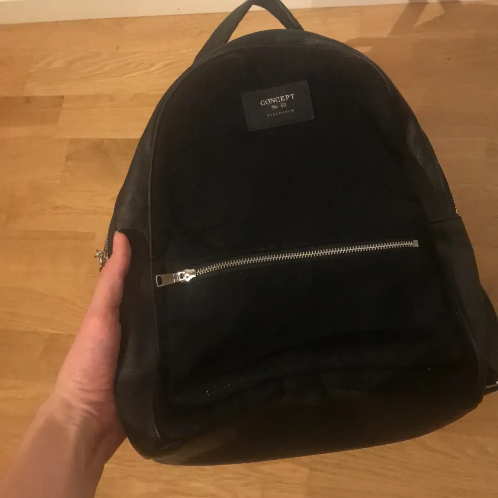 Blir av med några grejer i mitt rum och bjuder den här super söta svart mini ryggsäck. Är öppet att ändra pris ifall den är för hög och skriv gärna till mig privat ifall intresserad och bjud pris i kommentarerna. Köparen står för frakt🥰🥰❤️✨✨✨. Väskor.