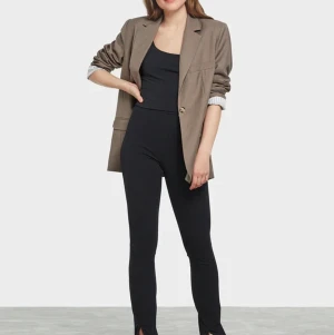 Kostym byxor med utsvävning  - 1 o en halv vecka gammal, används 1 gånger. Säljer dom nu för att jag ångrar köpet. Är 1,58 o har xs o dom passar perfekt på mig, skulle passat bra på längra tjejer med. Byxorna är ifrån Bikbok och kostar 300kr.