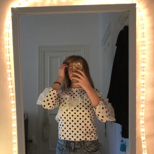Monki croptop str S - Monki croptop str S med 3/4 ärmar. Prickig och vit volang detalj på framsidan