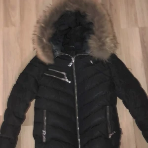 Hollies jacka chatel - Säljer min hollies jacka då jag köpt en ny! Köpte den våren 2019 och använt den bara 1 Vinter. Köpte för 3499kr och säljer nu för 1500kr. Inga fel på den eller så men den behövs kemtvättas därav priset. Äkta tvättbjörns päls på luvan och äkta dunjacka. Kan inte prutas! Uppskattar Om de är en snabb affär! Endast seriösa köpare!!! Mötas upp i söderköping och norrköping. Om du vill frakta så står köparen för frakten. 