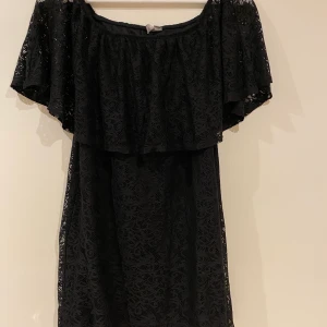 Off shoulder klänning i spets 38  - Klänning i spets från asos, inga anmärkningar