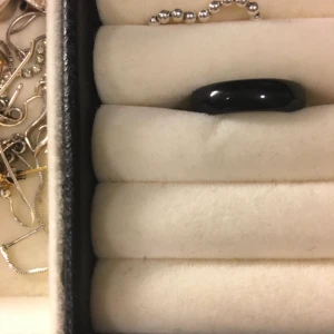 Ring  - Svart ring. Stabil och fint skick.  18 mm i strl. Frakt ingår! ✨