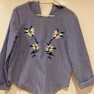 Blus zara, S - Blus från zara med fina detaljer. Storlek small. Myclet fint skick.