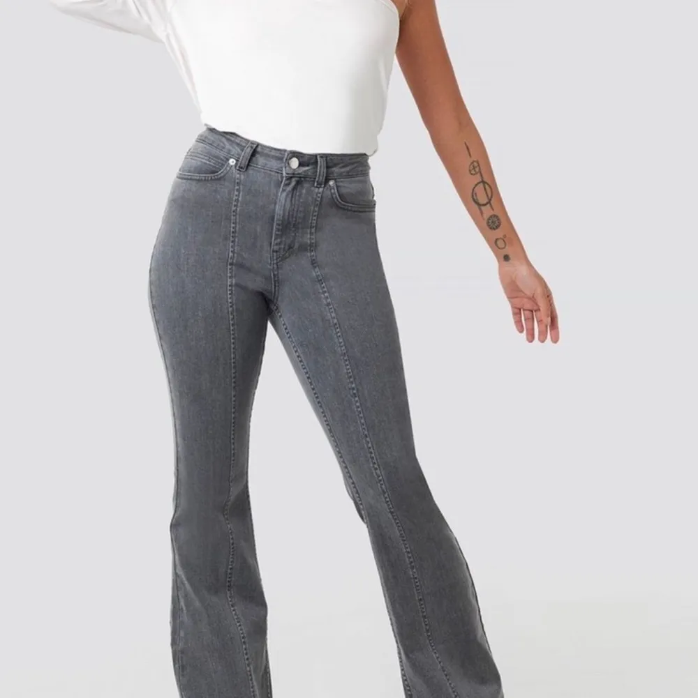 Jag köpte dessa byxor förra sommaren men dom har inte kommit till användning eftersom dom är för korta i längden för mig. Jag är dock 180cm. Köpta från NAKD och deras influenser kollektion AFJ. . Jeans & Byxor.
