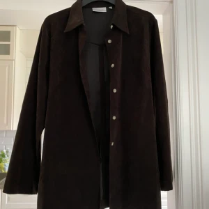 Skjortkavaj  - I storlek small, knappt använd. Djur och rökfritt hem! 