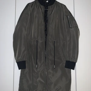 Ny lång  bomber jacka  - Oanvänd lång bomberjacka. Helt ny! Militärgrön färg.  Kan fraktas ifall så önskas. 