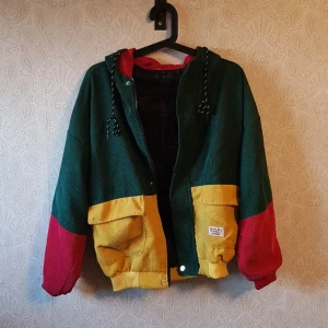 Colour block jacka  - courdory jacka i mörkgrönt, gult och rött. använd ganska mycket så är lite smutsig. säljes för 150kr plus frakt elr upphämtning i kalmar. stl M