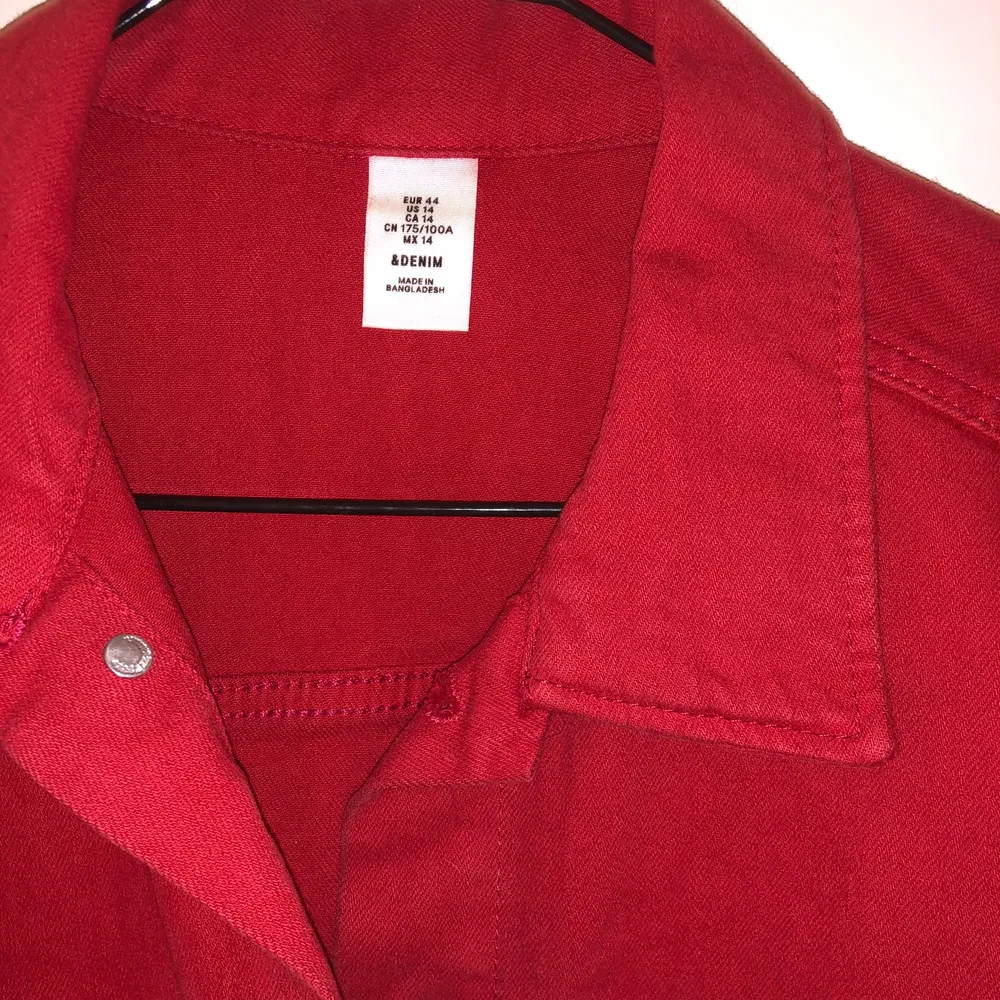 Röd croppad jacka från H&M, storlek 44 men sitter som en 38 då den är ganska kort 🤍. Jackor.